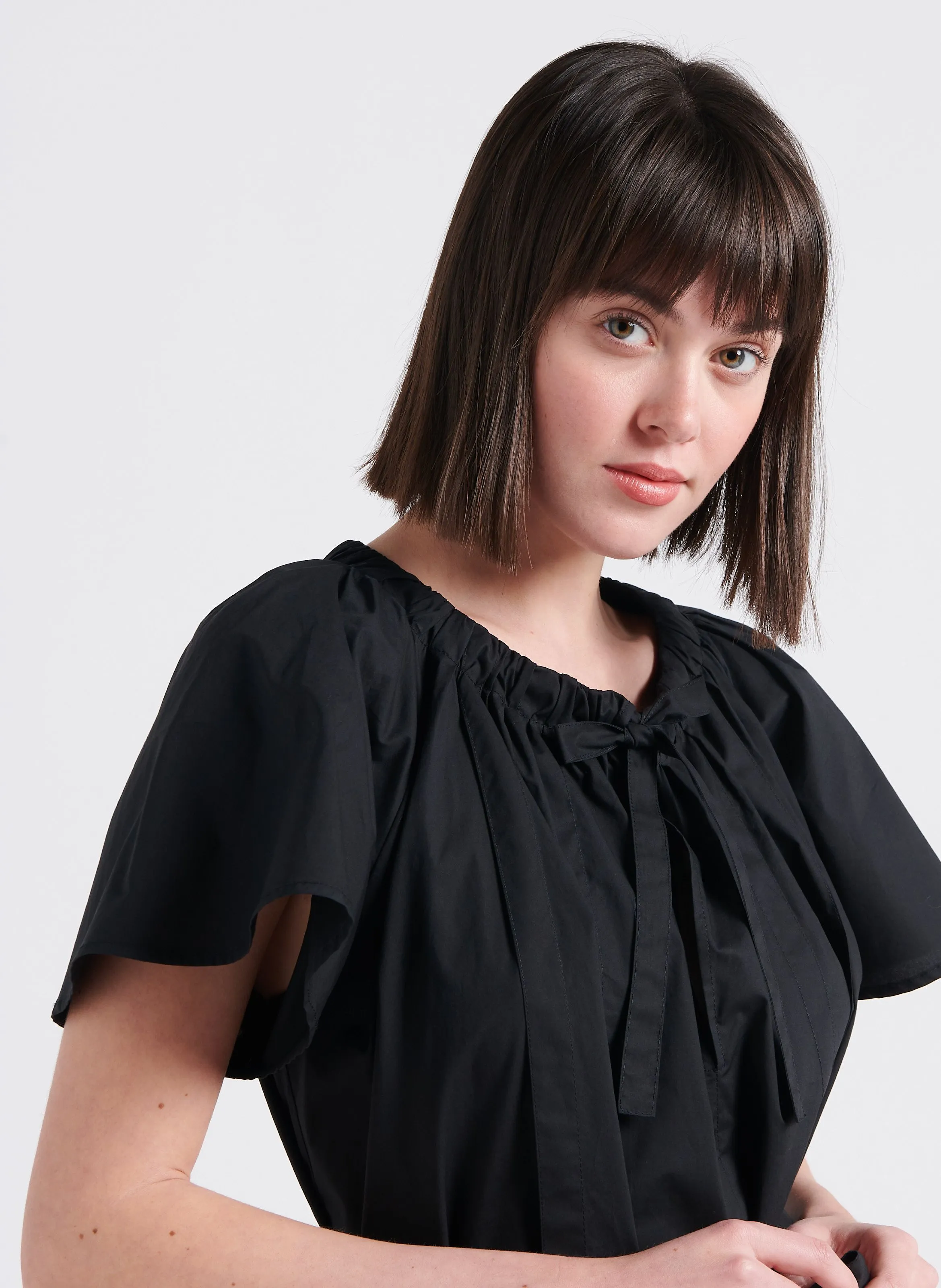 ATTIC AND BARN CALLA - Camisón de algodón con cuello de pico en negro