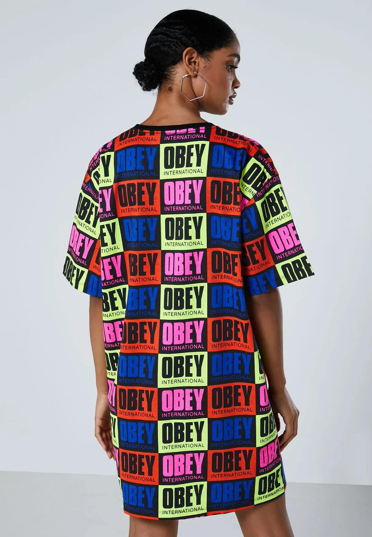 Vestido camisero manga corta OBEY chica Gazer Dress Ref. 401500329 multi color logos Obey
