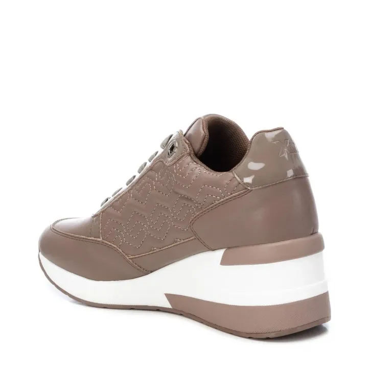 Zapatillas Xti 140050 taupe con detalles en charol